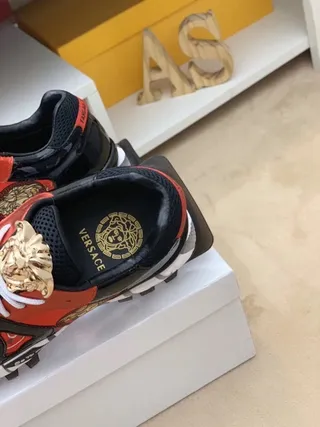 Versace Chain Reaction Medusa أسود أحمر كامو حذاء رياضي كبير 4