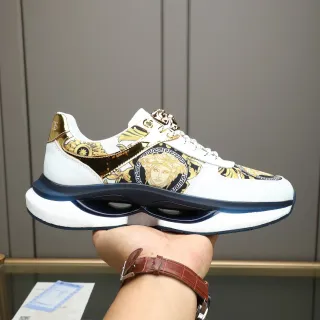Versace Chain Reaction Medusa प्रिंट गोल्ड व्हाइट नेवी लाइफस्टाइल स्नीकर
