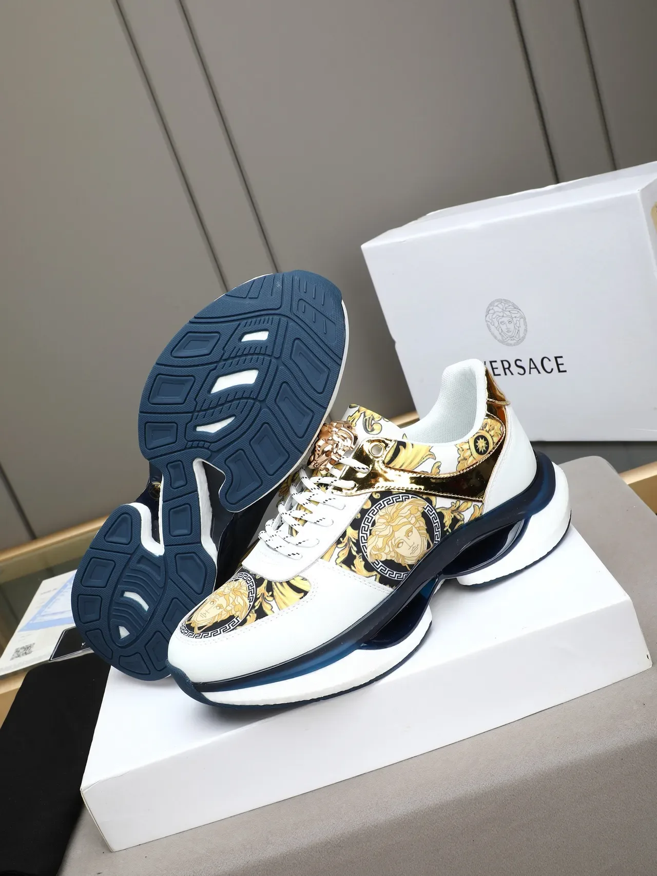 Versace Chain Reaction Medusa impressão ouro branco marinho estilo de vida tênis 4