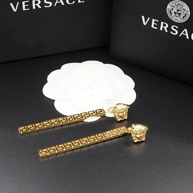 Versace Greca Cabeça de Medusa Brincos Dourados com Chave Grega 2
