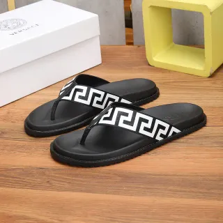 Versace Greca Odissea काली और सफेद चप्पल