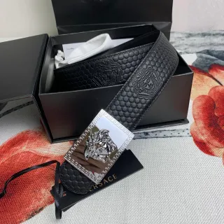 Versace Greca Odissea काला हेक्सागोनल एम्बॉस्ड चमड़े का बेल्ट