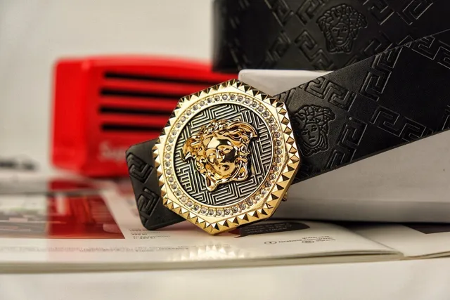 Versace Medusa Belt حزام أسود ذهبي التون كريستل مطبوخ جلد 3