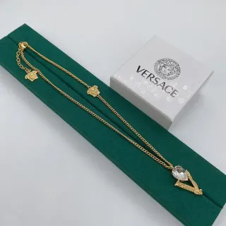 Versace Medusa Head y colgante de cristal en tono dorado