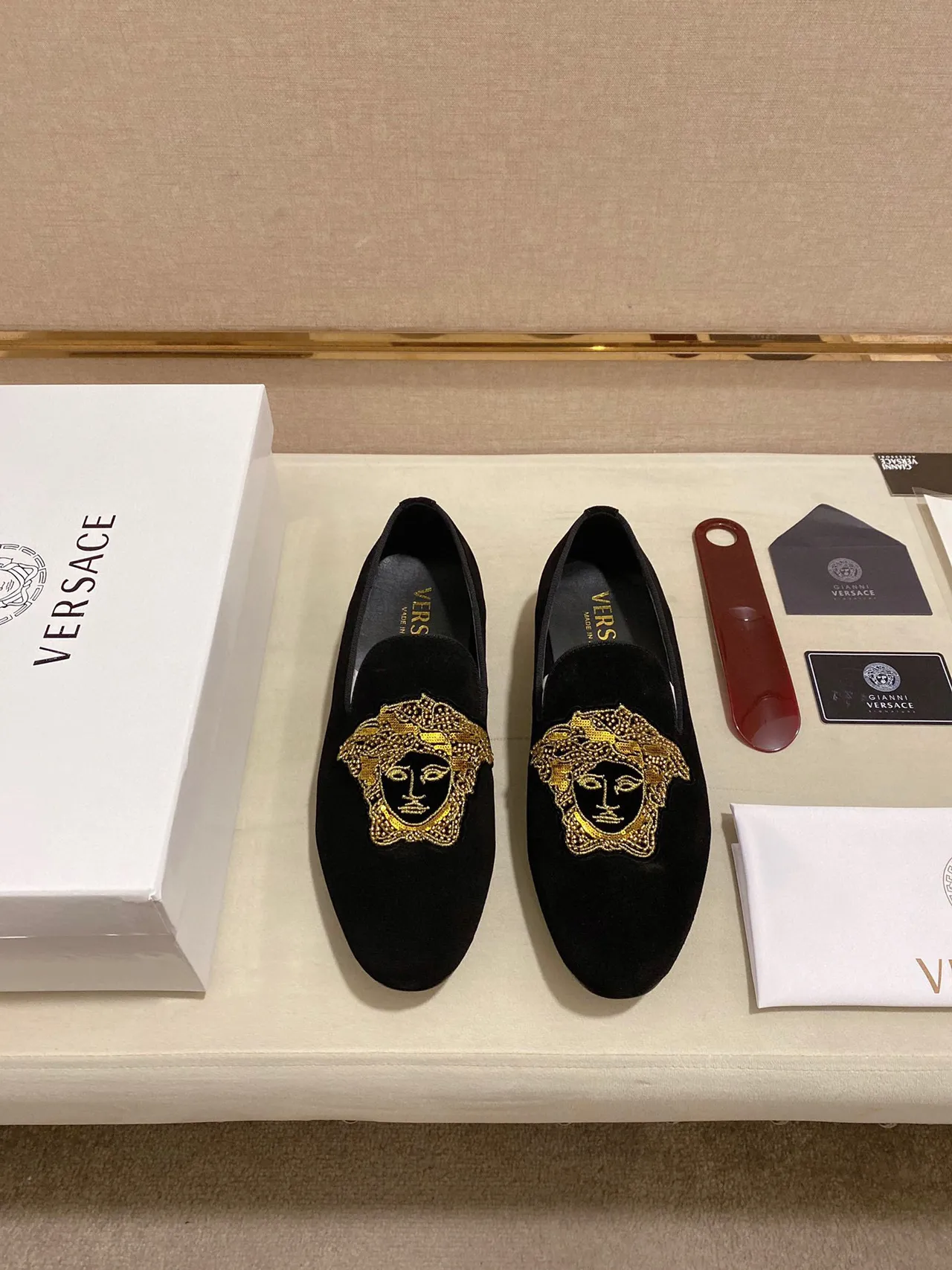 Versace Medusa Loafer Mocassim Preto de Veludo Bordado a Ouro Mocassim 3