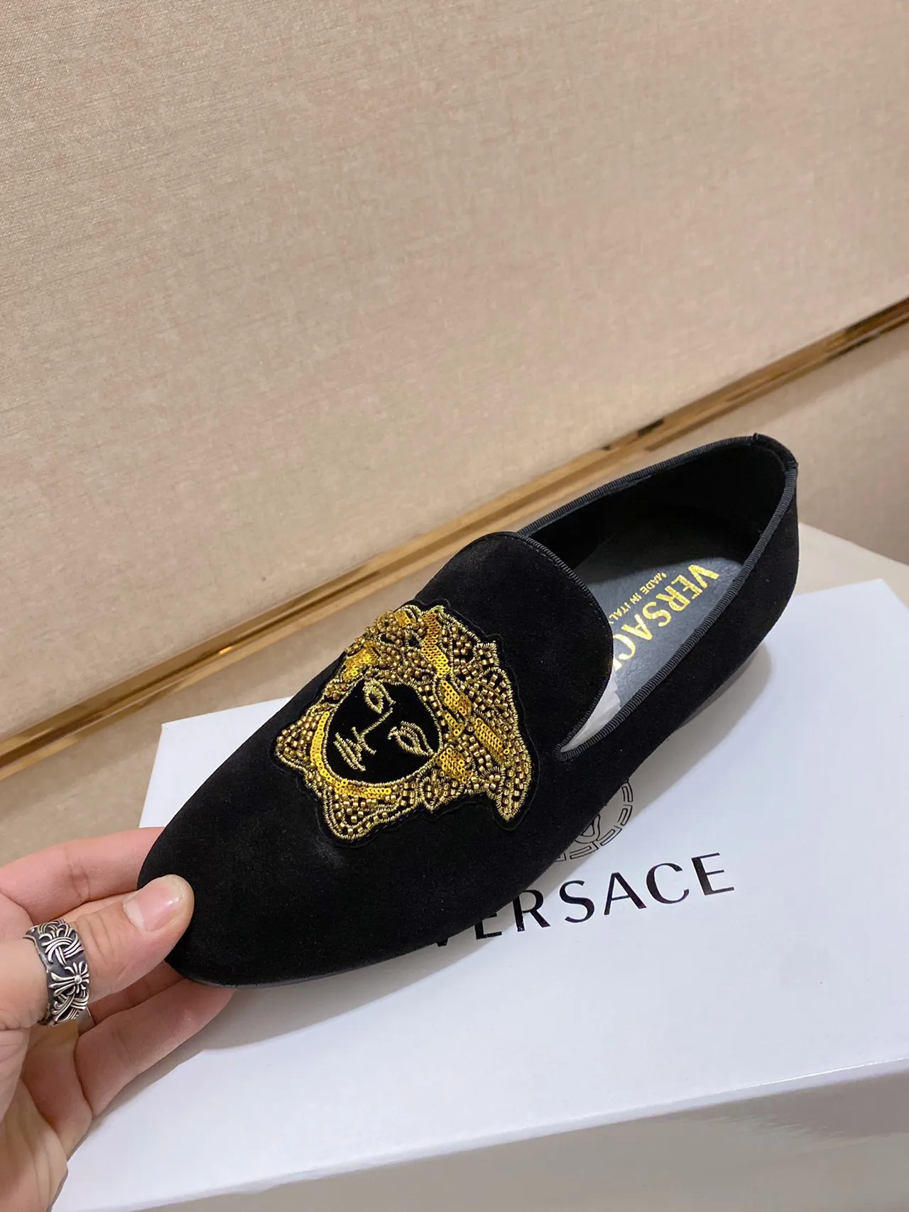 Versace Medusa Loafer Mocassim Preto de Veludo Bordado a Ouro Mocassim 4