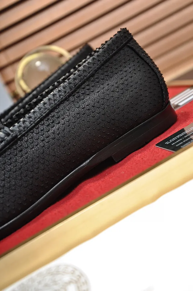 Versace Odissea Preto Dourado Couro Texturizado Medusa-Greca Medallion de Metal Loafer 2