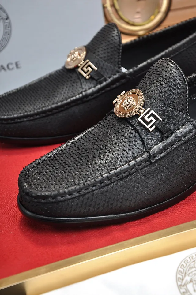 Versace Odissea Preto Dourado Couro Texturizado Medusa-Greca Medallion de Metal Loafer 3