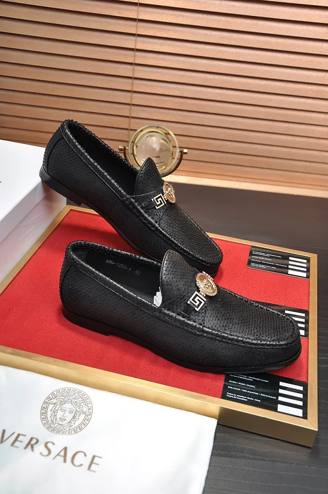 Versace Odissea Preto Dourado Couro Texturizado Medusa-Greca Medallion de Metal Loafer 4