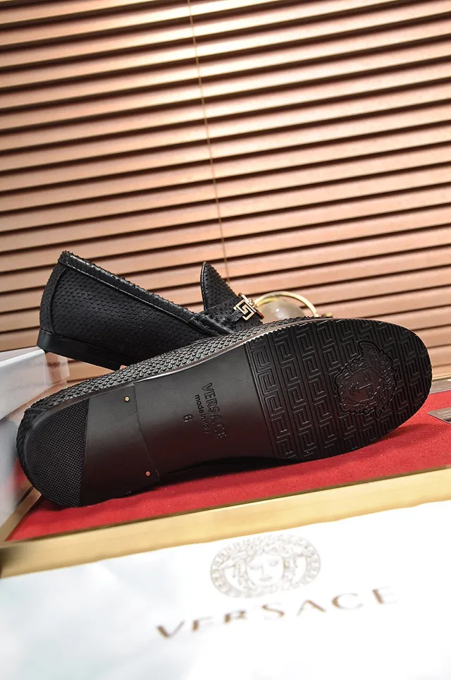 Versace Odissea Preto Dourado Couro Texturizado Medusa-Greca Medallion de Metal Loafer 5