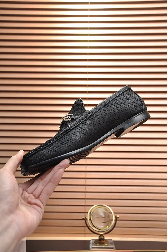 Versace Odissea Preto Dourado Couro Texturizado Medusa-Greca Medallion de Metal Loafer 6