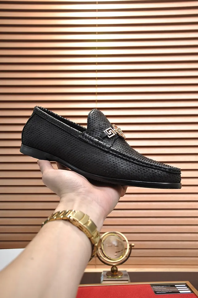 Versace Odissea Preto Dourado Couro Texturizado Medusa-Greca Medallion de Metal Loafer 7