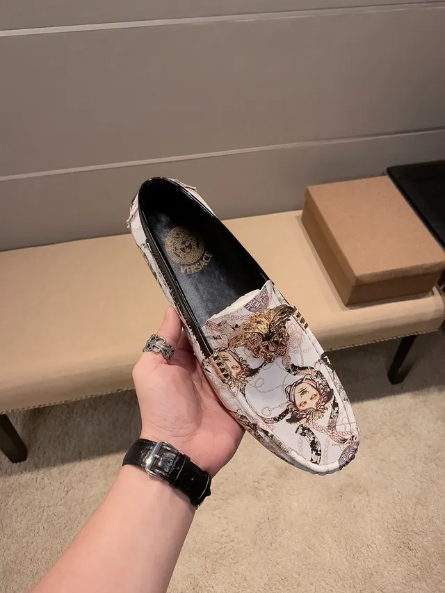 Versace Odissea أبيض متعدد الألوان ميدوزا-طباعة جلد إكسسوار ذهبي لمسة لوفر 8