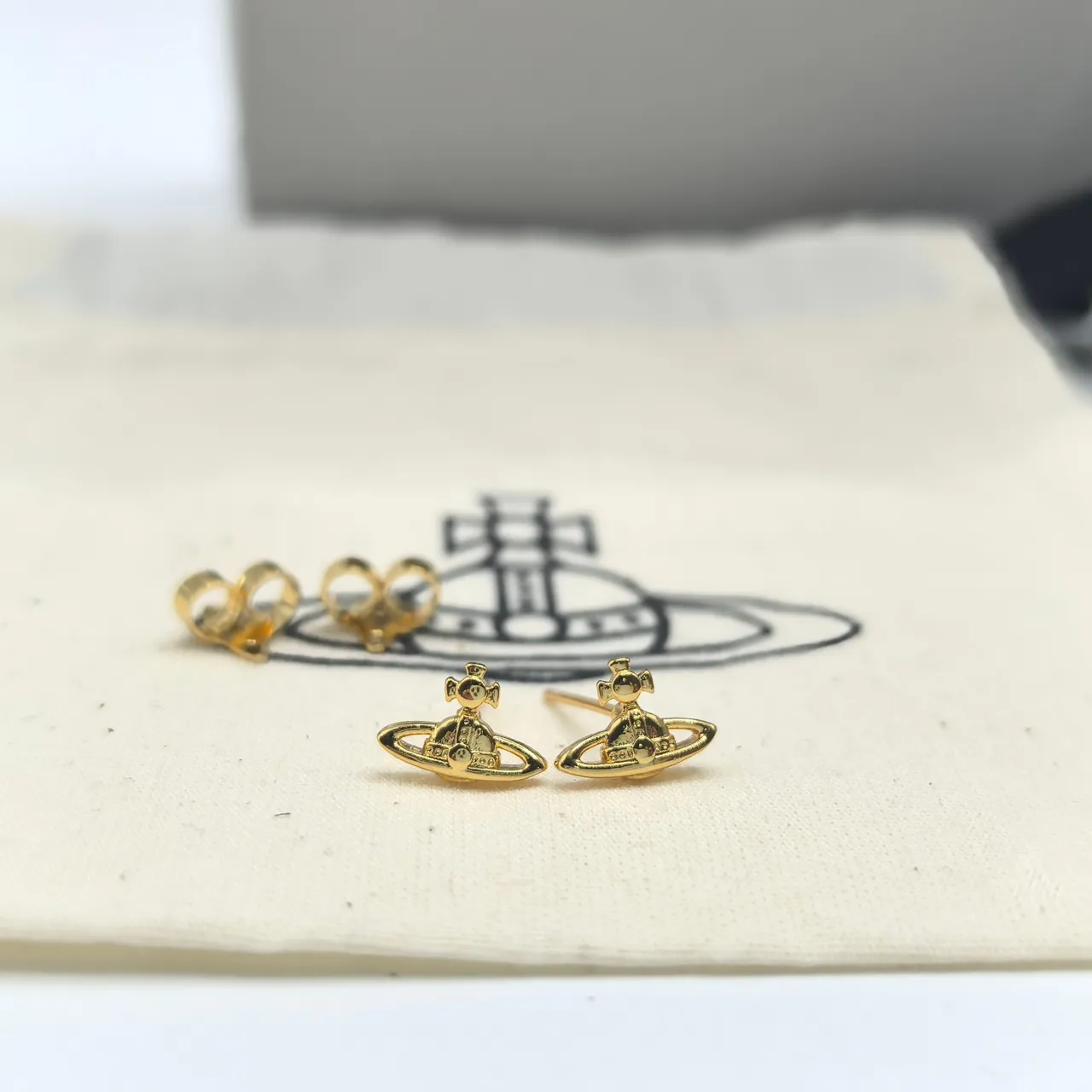 Vivienne Westwood Brincos Stud Orb Motif Ouro Preto 4