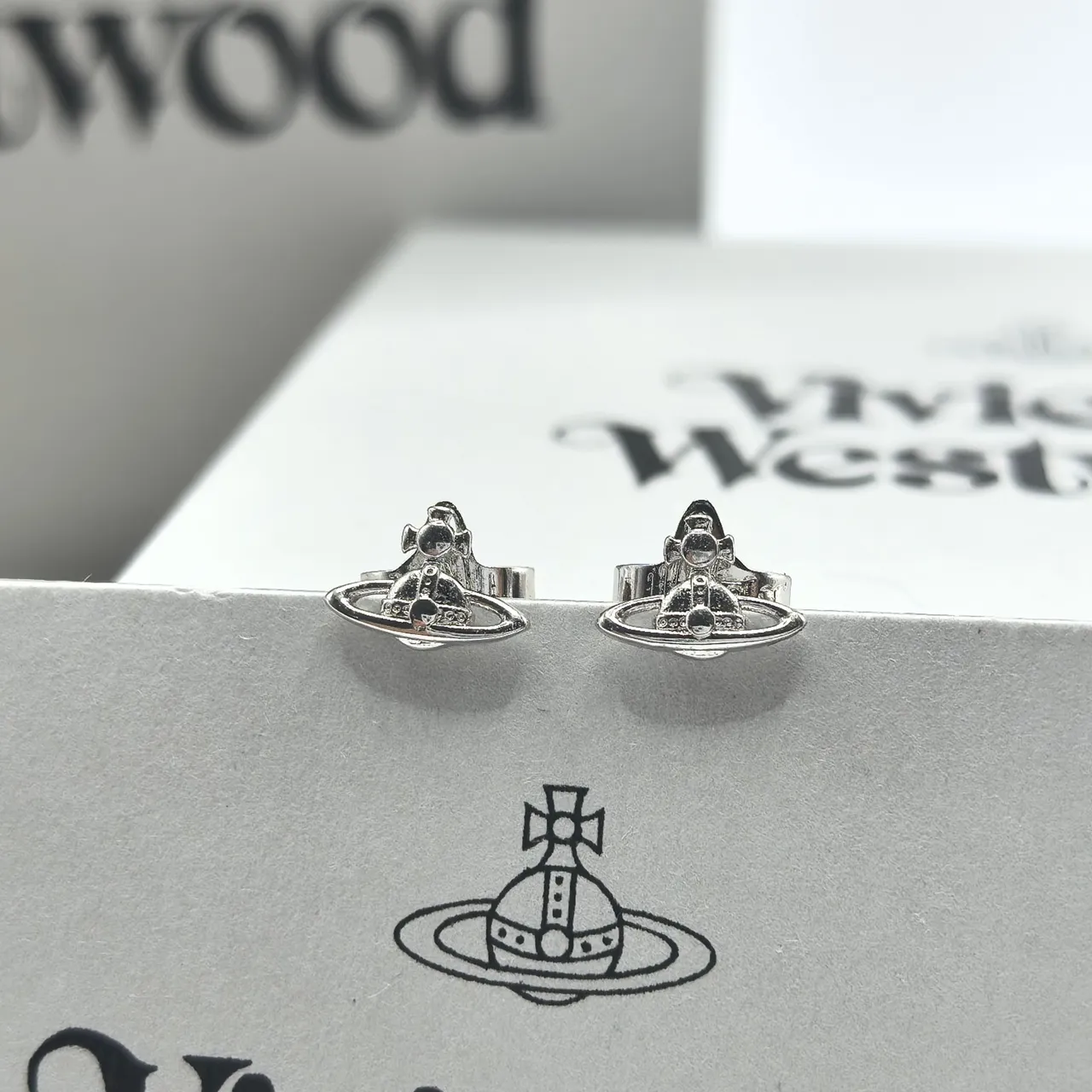 Vivienne Westwood Brincos Stud Orb Motif Ouro Preto 7