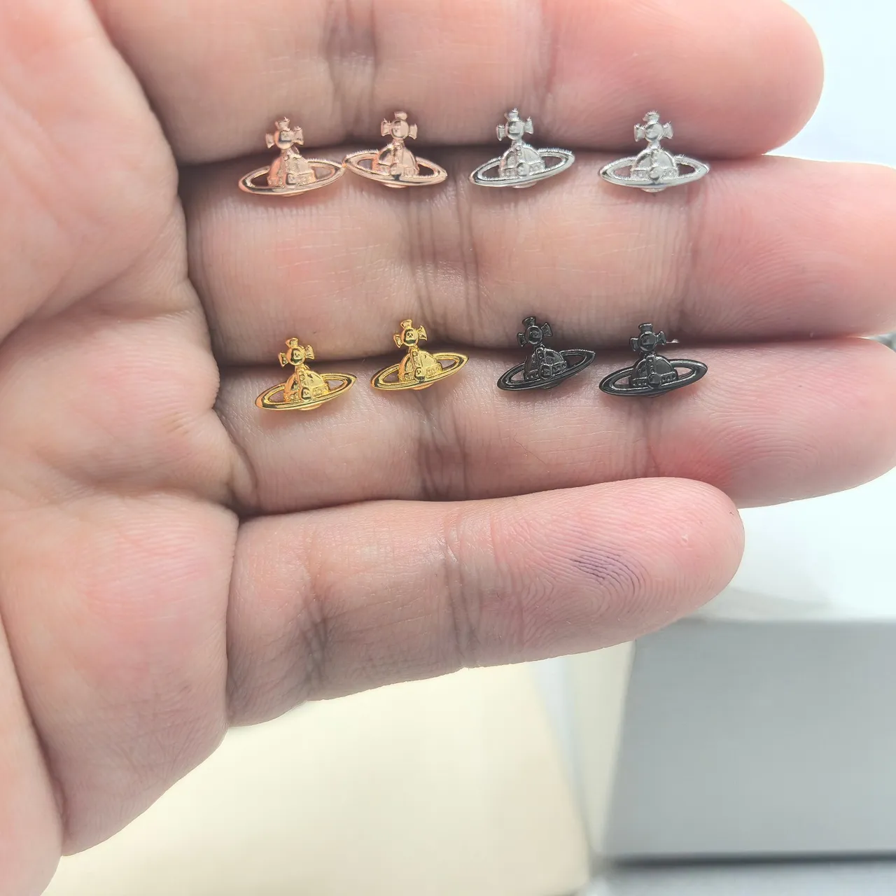 Vivienne Westwood Brincos Stud Orb Motif Ouro Preto 9