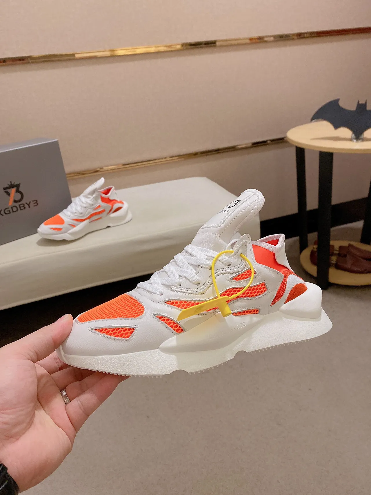 Yohji Yamamoto Branco e Laranja Sola Monolítica Esculpida Painéis Assimétricos de Malha Tênis Chunky 2