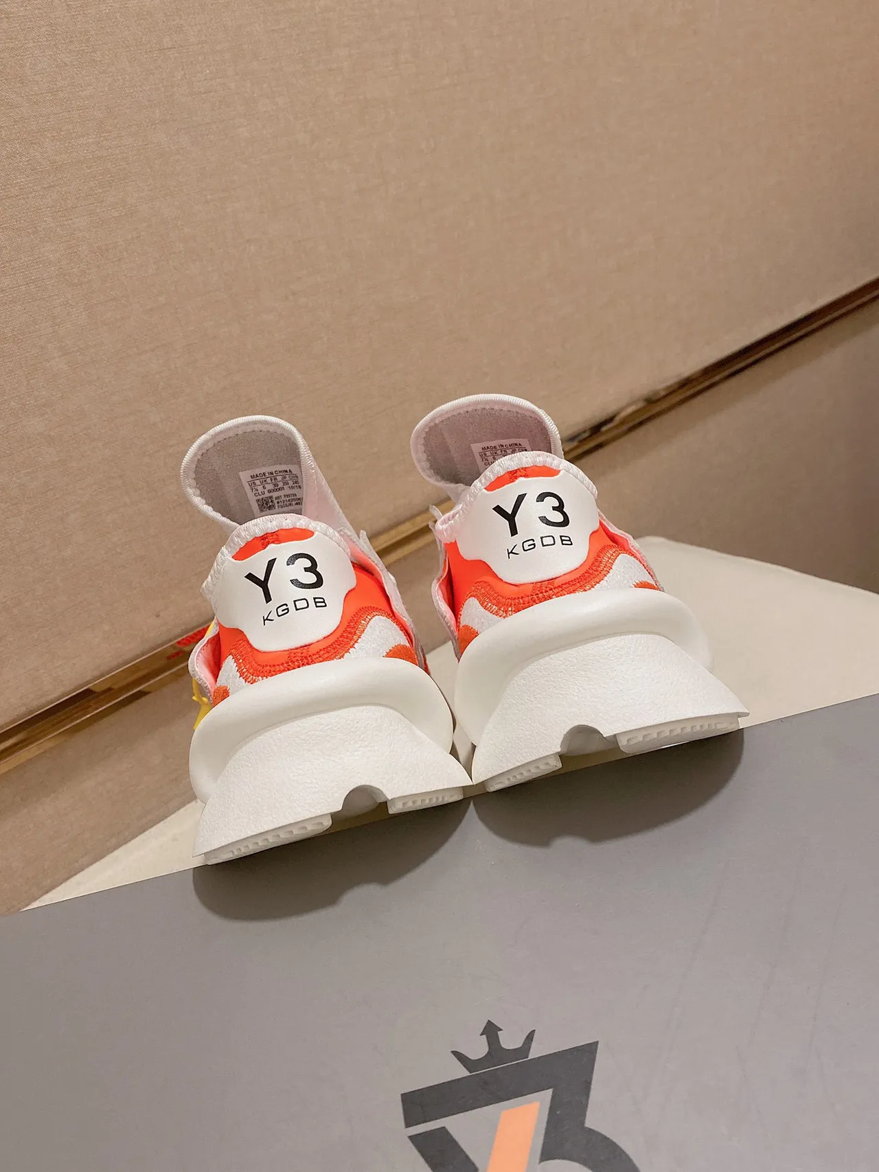 Yohji Yamamoto Branco e Laranja Sola Monolítica Esculpida Painéis Assimétricos de Malha Tênis Chunky 4