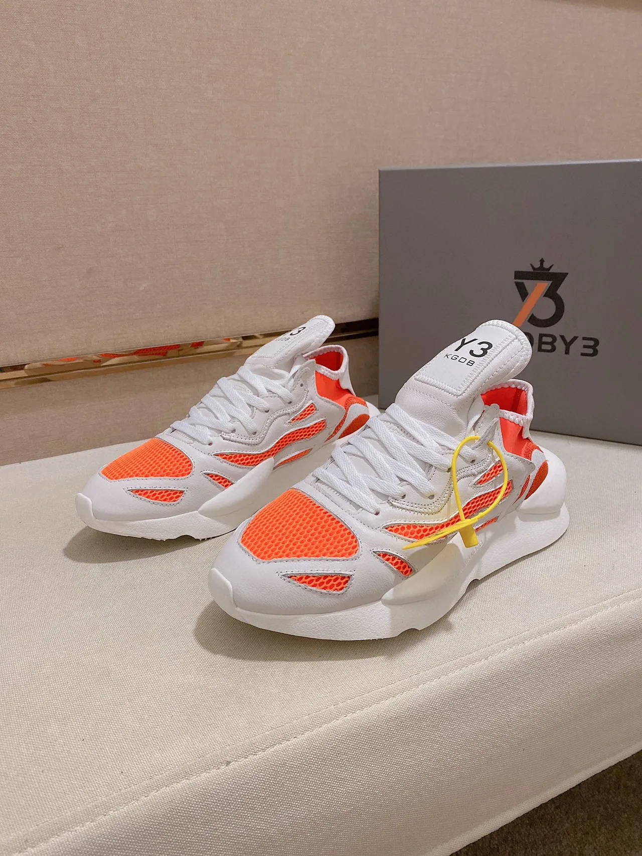 Yohji Yamamoto Branco e Laranja Sola Monolítica Esculpida Painéis Assimétricos de Malha Tênis Chunky 7