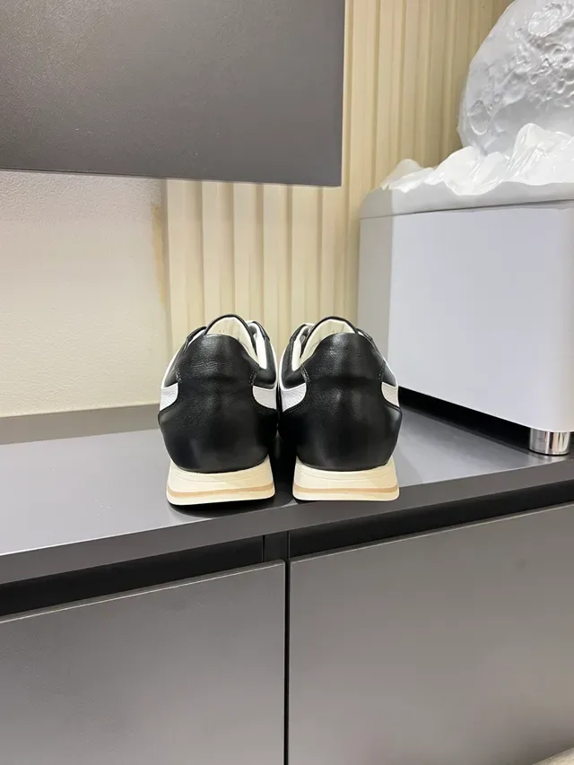 Zegna Sneakers Lifestyle Noirs et Blancs en Cuir avec Panneaux Détail de Bande Latérale Courbée 2