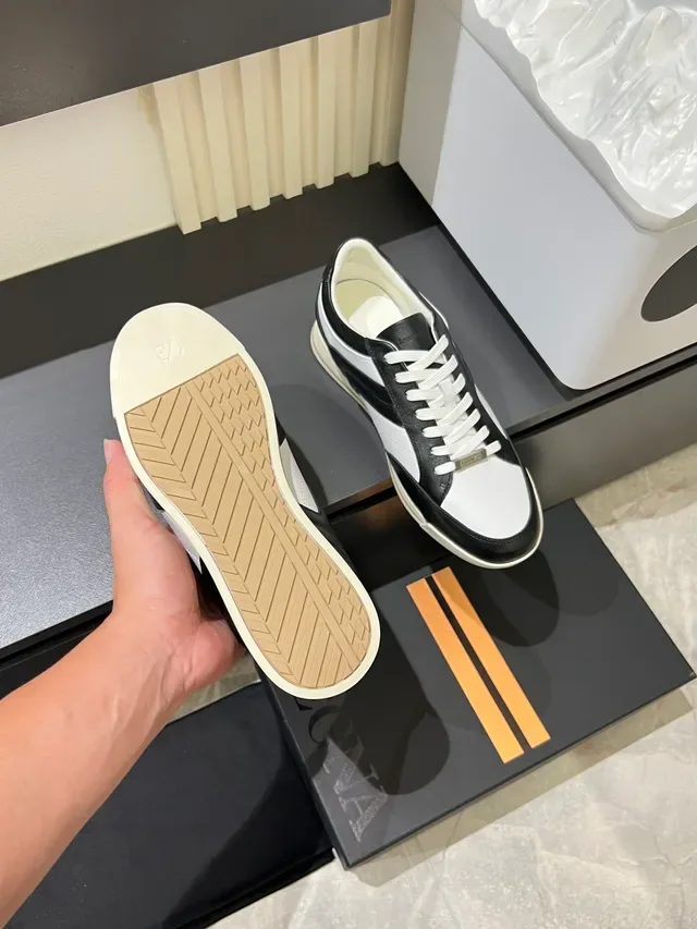 Zegna Sneakers Lifestyle Noirs et Blancs en Cuir avec Panneaux Détail de Bande Latérale Courbée 3