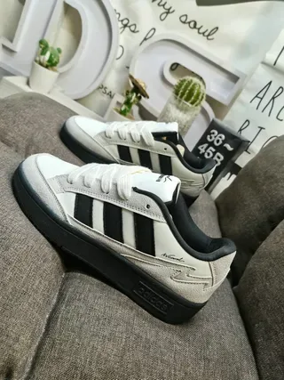 Adidas Beige Noir Low-Top Suede et Cuir Supérieur Lifestyle Sneakers 7