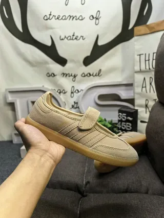 Adidas Sneakers Lifestyle Beige Marron Sans Lacet Sangle Velcro Panneau Latéral Trois Rayures 5