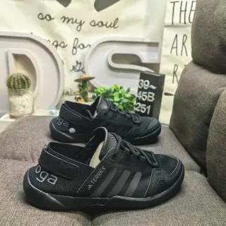 Adidas काला भूरा ओपन-मेश ऊपरी तीन पट्टियाँ साइड पैनल लाइफस्टाइल स्नीकर
