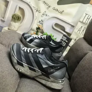 Adidas काले-ग्रे धारीदार अपर ओवरसाइज़्ड स्कल्प्टेड सोल चंकी स्नीकर्स