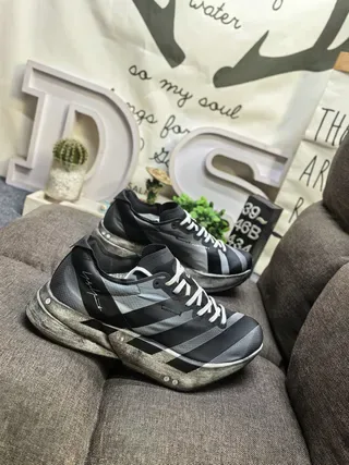 Adidas काले-ग्रे धारीदार अपर ओवरसाइज़्ड स्कल्प्टेड सोल चंकी स्नीकर्स 2