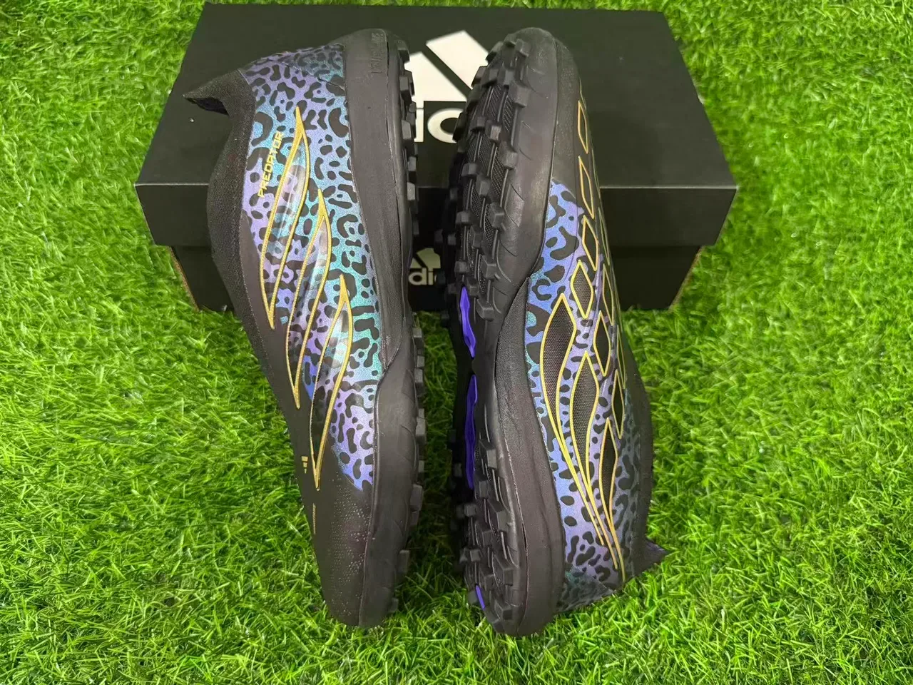 Adidas Tênis de Futebol Turf Preto Multicolor Impressão de Leopardo Upper Sintético Listras Metálicas Douradas 3