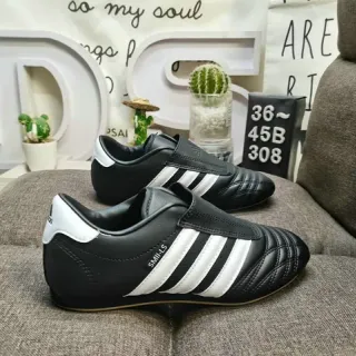 Adidas 黑色白色 绗缝皮革上层 无鞋带 鞋带闭合 室内足球鞋