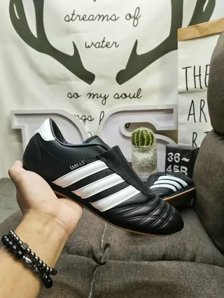 Adidas Noir Blanc Cuir quilté supérieur Fermeture sans lacets par courroie Chaussures de football indoor 5