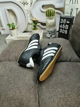 Adidas Noir Blanc Cuir quilté supérieur Fermeture sans lacets par courroie Chaussures de football indoor 6