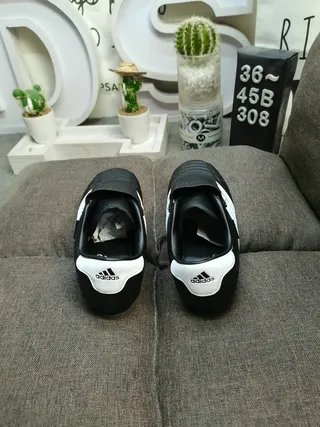 Adidas Noir Blanc Cuir quilté supérieur Fermeture sans lacets par courroie Chaussures de football indoor 8