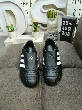 Adidas Noir Blanc Cuir quilté supérieur Fermeture sans lacets par courroie Chaussures de football indoor 10