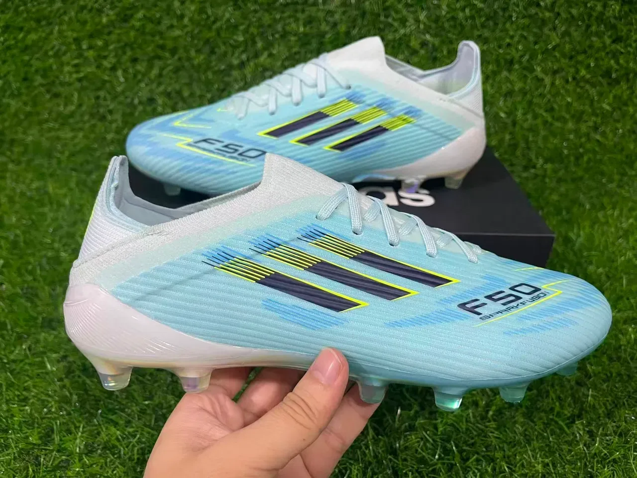 Adidas أحذية كرة القدم الزرقاء الشفافة مع الوجه العلوي من التنسج الشفاف وأشكالة غير متماثلة أرضية صلبة 2