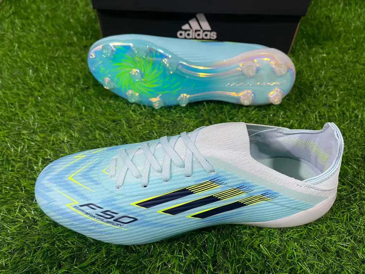 Adidas أحذية كرة القدم الزرقاء الشفافة مع الوجه العلوي من التنسج الشفاف وأشكالة غير متماثلة أرضية صلبة 3
