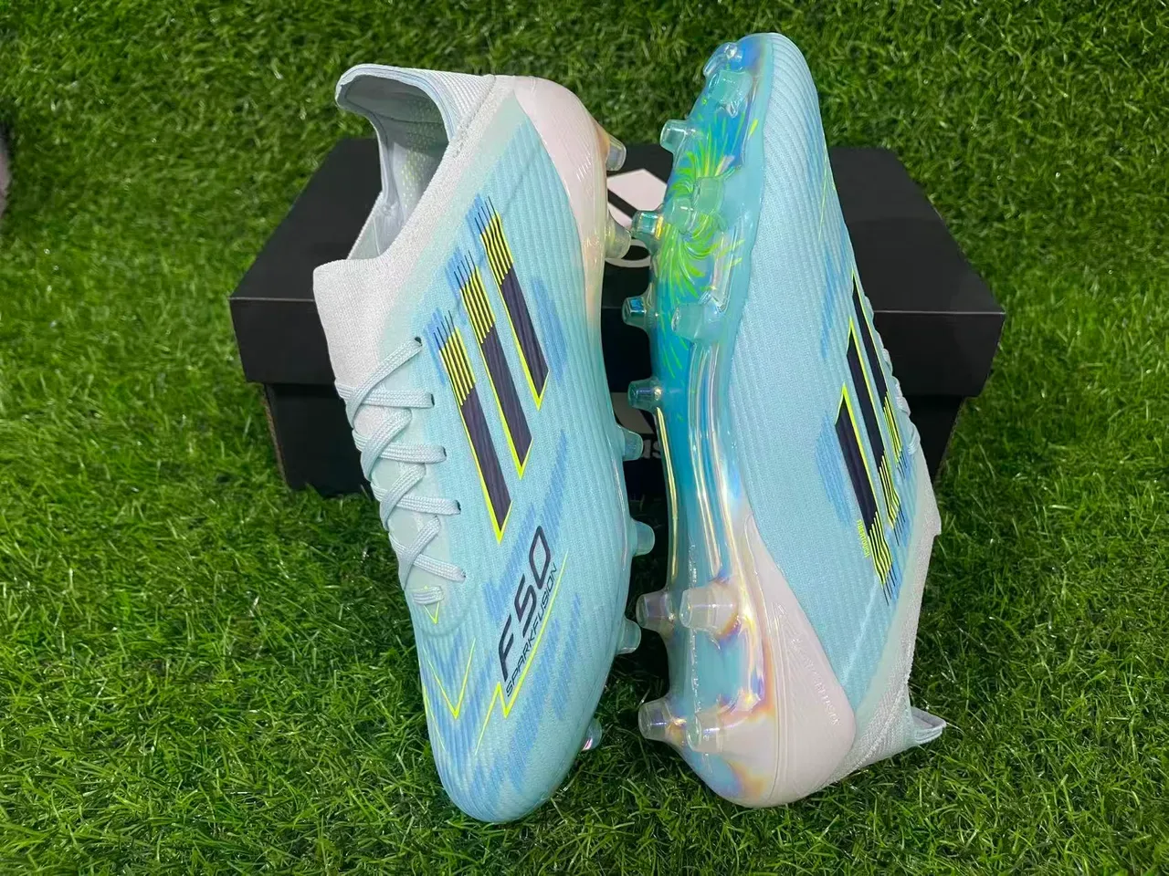 Adidas أحذية كرة القدم الزرقاء الشفافة مع الوجه العلوي من التنسج الشفاف وأشكالة غير متماثلة أرضية صلبة 4