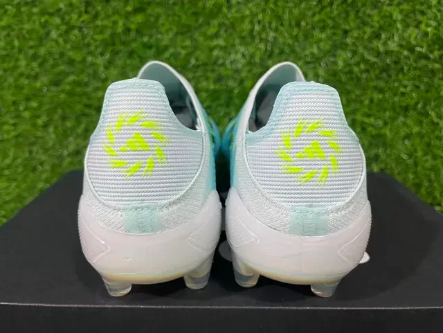 Adidas أحذية كرة القدم الزرقاء الشفافة مع الوجه العلوي من التنسج الشفاف وأشكالة غير متماثلة أرضية صلبة 5