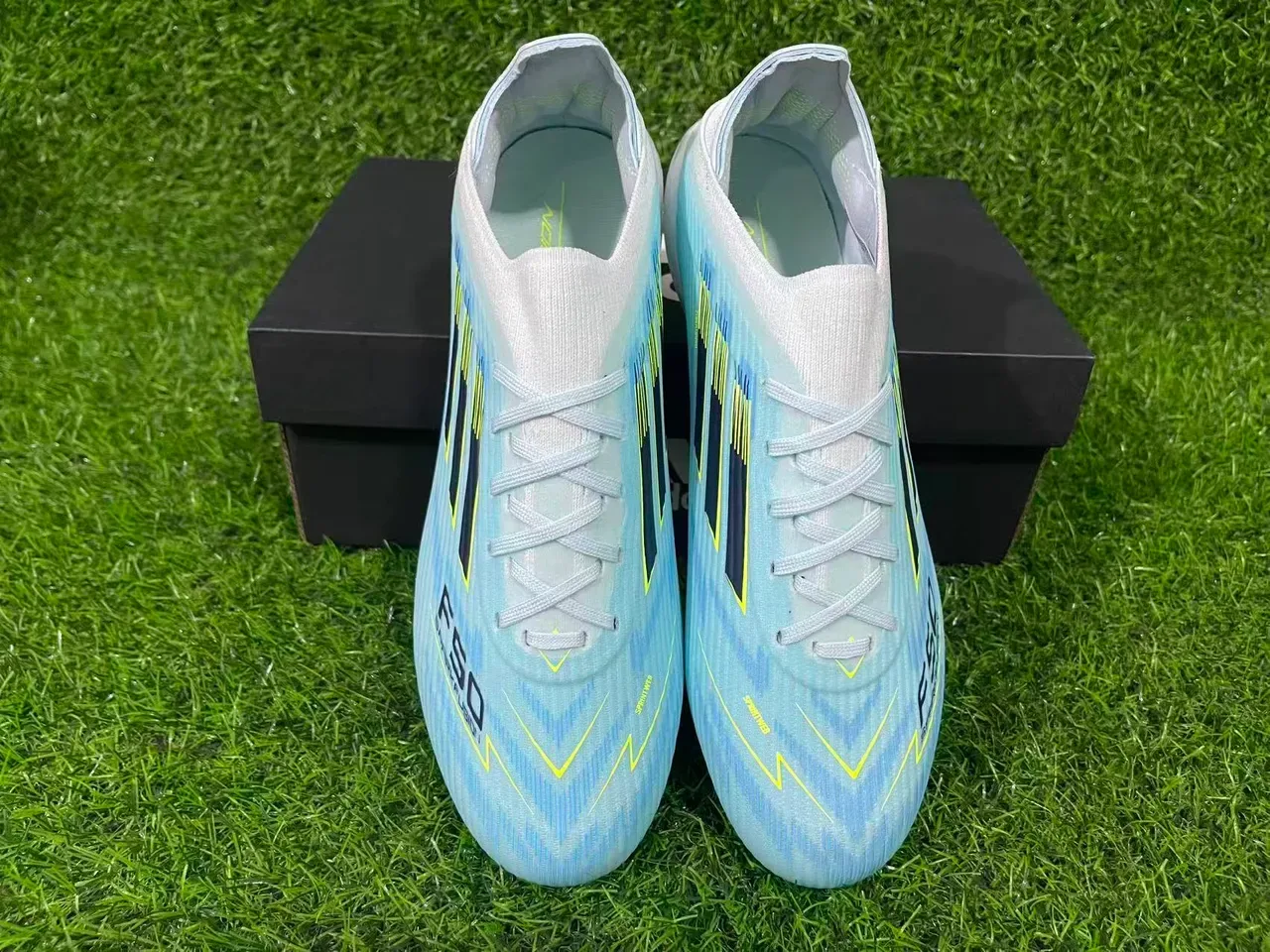 Adidas أحذية كرة القدم الزرقاء الشفافة مع الوجه العلوي من التنسج الشفاف وأشكالة غير متماثلة أرضية صلبة 6