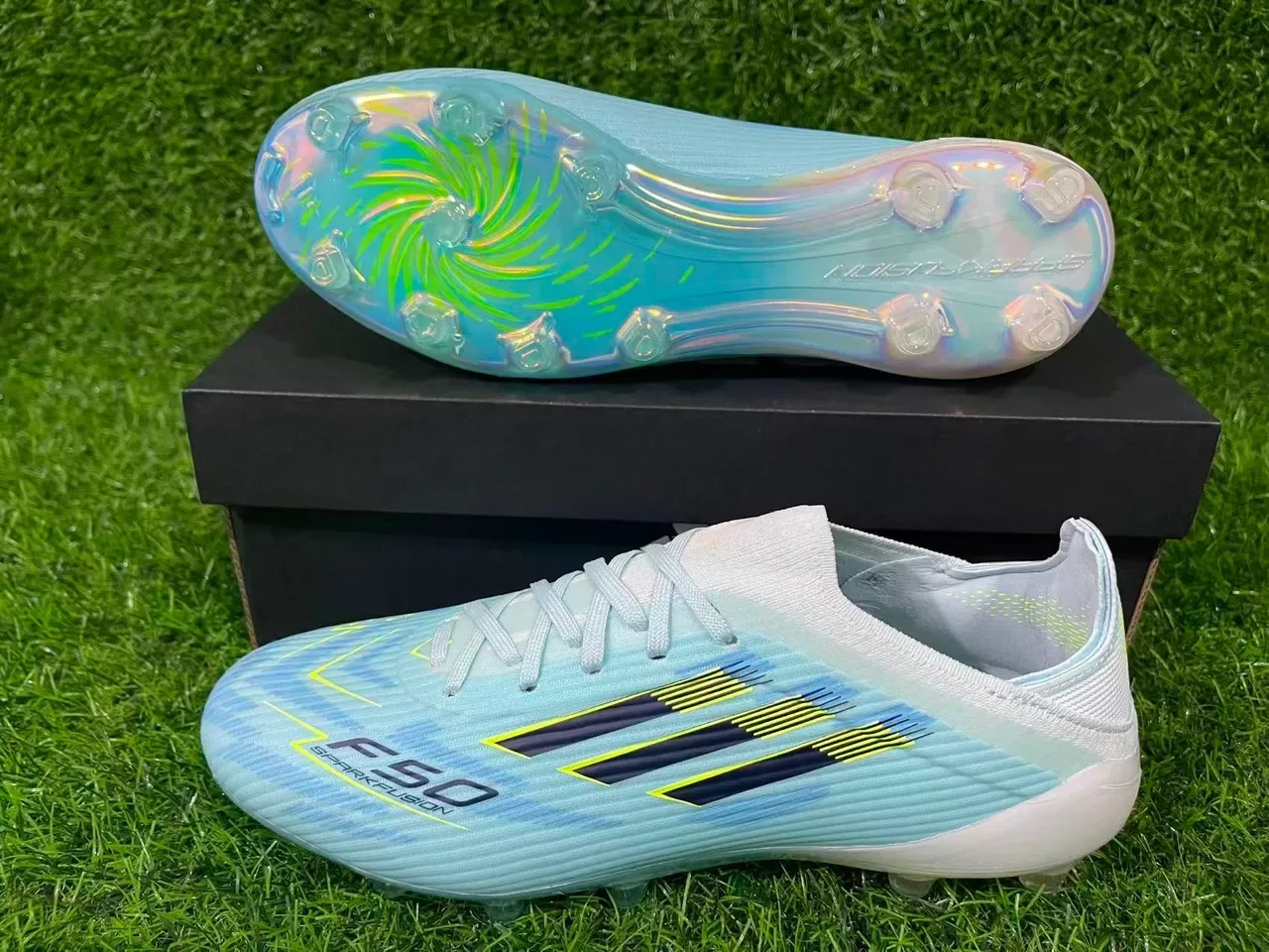 Adidas أحذية كرة القدم الزرقاء الشفافة مع الوجه العلوي من التنسج الشفاف وأشكالة غير متماثلة أرضية صلبة 7