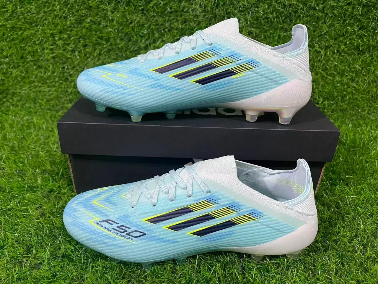 Adidas أحذية كرة القدم الزرقاء الشفافة مع الوجه العلوي من التنسج الشفاف وأشكالة غير متماثلة أرضية صلبة 8