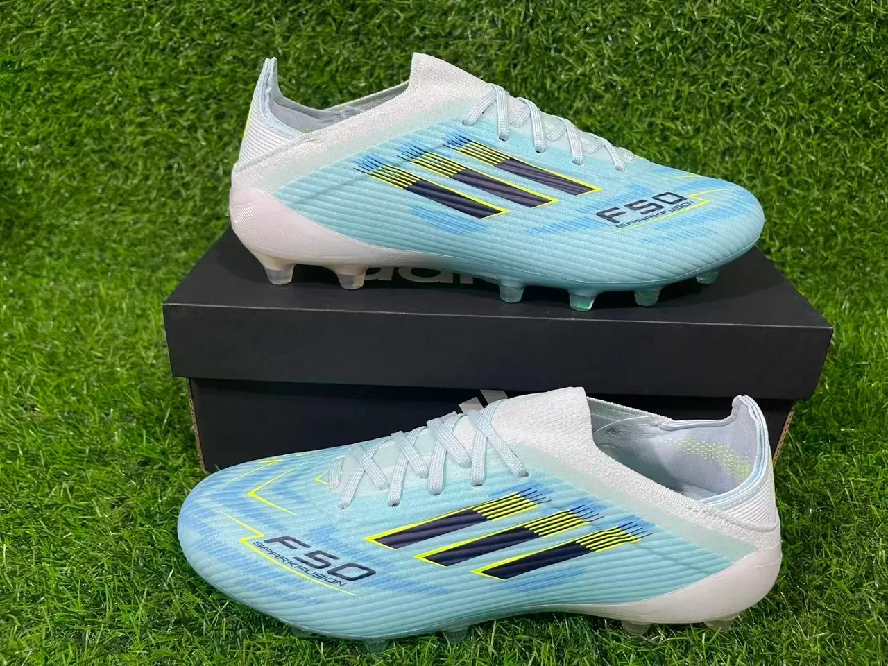 Adidas أحذية كرة القدم الزرقاء الشفافة مع الوجه العلوي من التنسج الشفاف وأشكالة غير متماثلة أرضية صلبة 9