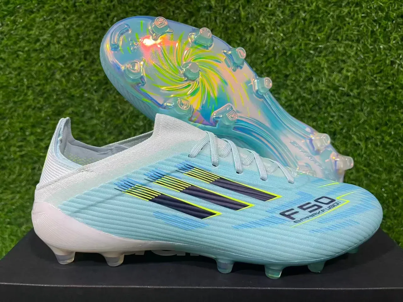 Adidas أحذية كرة القدم الزرقاء الشفافة مع الوجه العلوي من التنسج الشفاف وأشكالة غير متماثلة أرضية صلبة 10