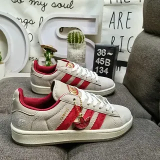 Adidas Campus बेज और लाल लाइफस्टाइल स्नीकर