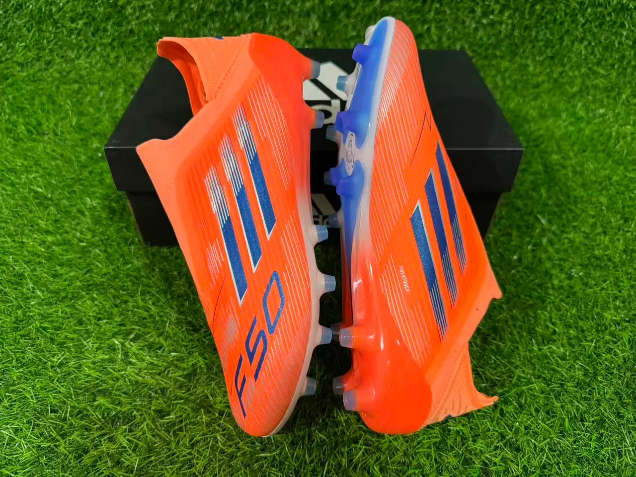 Adidas F50 কমলা এবং নীল দৃঢ় মাটির ফুটবল জুতো 2