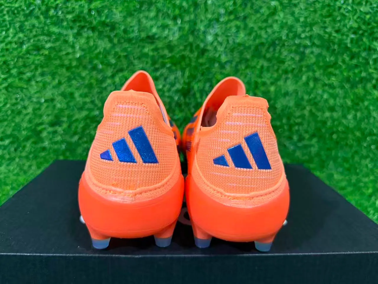 Adidas F50 কমলা এবং নীল দৃঢ় মাটির ফুটবল জুতো 3