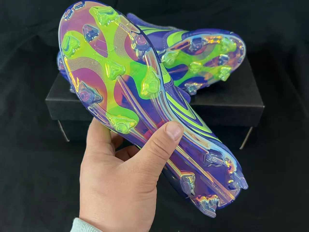 Adidas F50 Chaussures de football avec upper violet vert iridescent, graphiques de vague néon lime et semelle pour terrain ferme 2