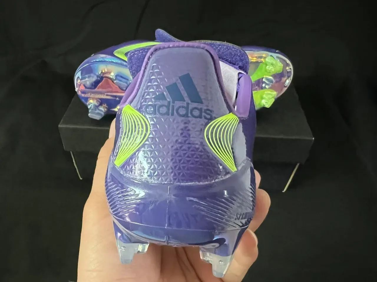 Adidas F50 Chaussures de football avec upper violet vert iridescent, graphiques de vague néon lime et semelle pour terrain ferme 3